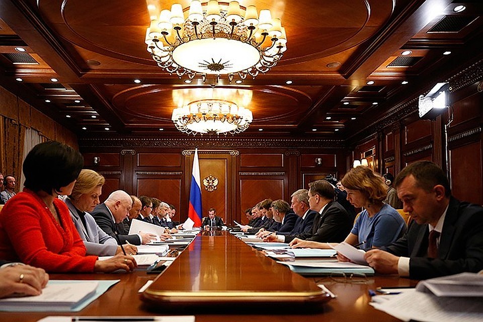 Дмитрий Медведев поднял вопрос о росте цен на бензин. Фото: Дмитрий Астахов/ТАСС