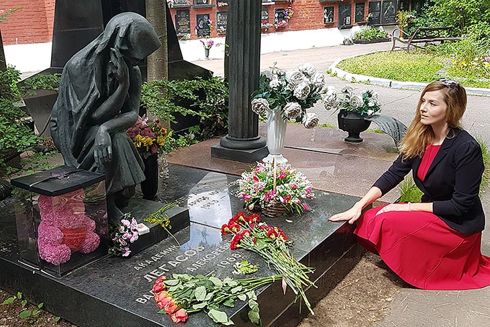 По словам сотрудников кладбища, ежедневно могилой Легасова интересуются от 100 до 200 человек