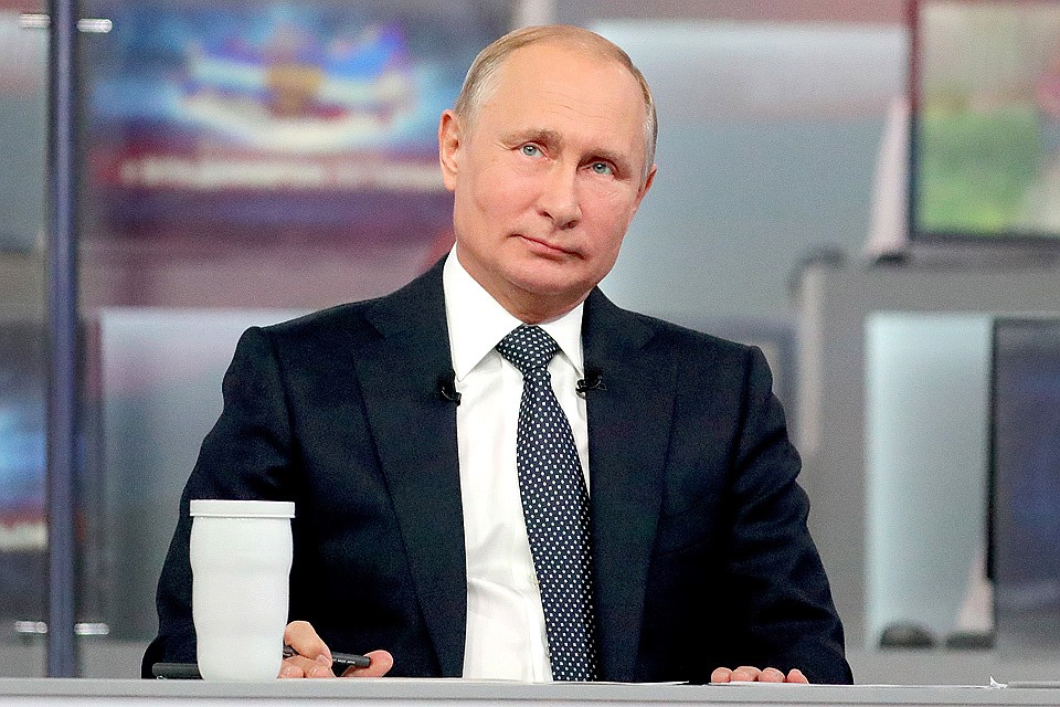 Президент во время ежегодной специальной программы "Прямая линия с Владимиром Путиным" в Гостином дворе. Фото Михаил Климентьев/пресс-служба президента РФ/ТАСС