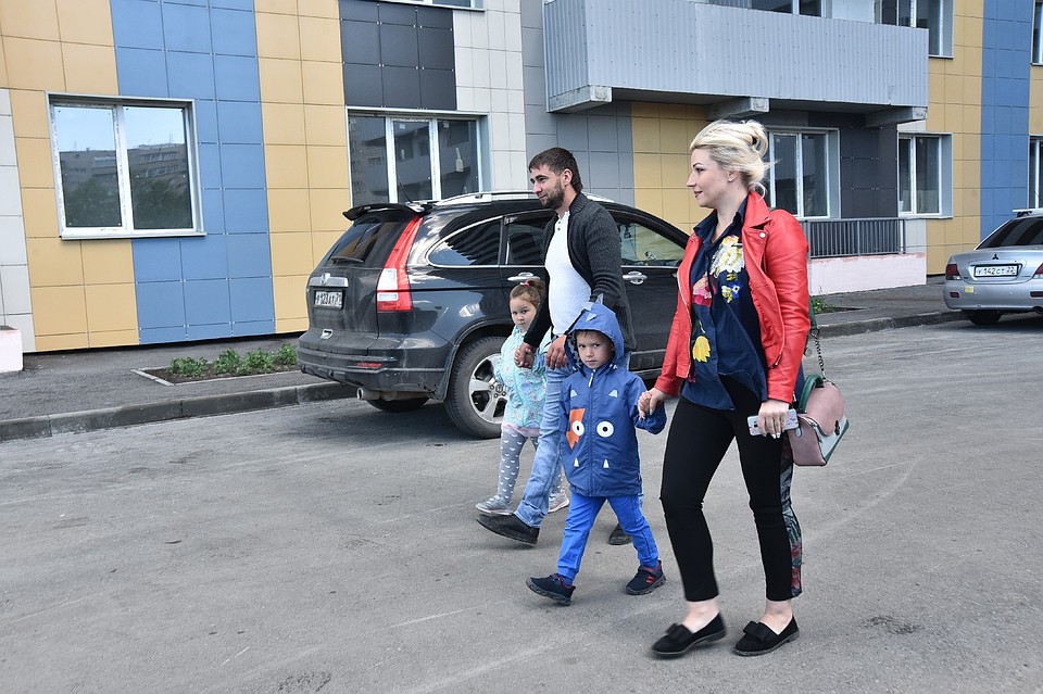 Первые собственники получили ключи от квартир дома на Беловежской. Фото: nso.ru
