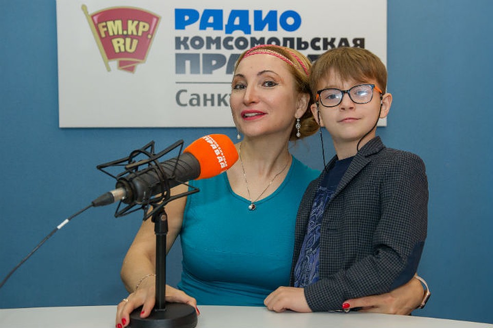 В радиостудию "Комсомолки" Мухины пришли практически всей семьей.
