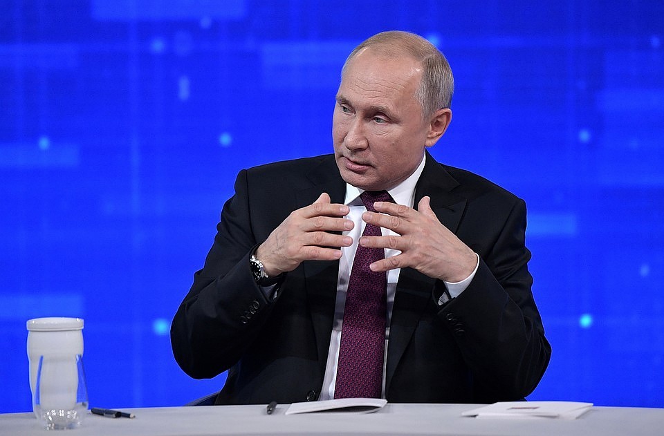 Путин заявил, что поручит Скворцовой разобраться в ситуации с зарплатами в региональных "скорых"