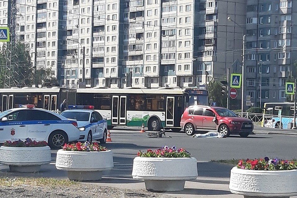 На перекрестке проспектов Испытателей и Сизова насмерть сбили велосипедиста. Фото: vk.com/spb_today