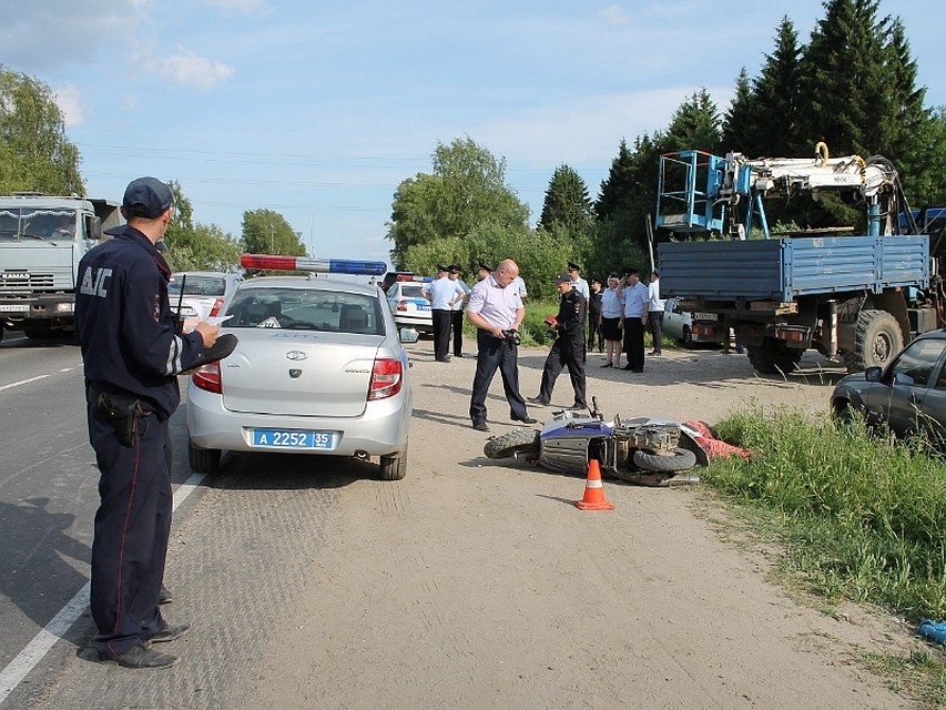 Водитель грузовика не заметил мчавшихся на скутере подростков.