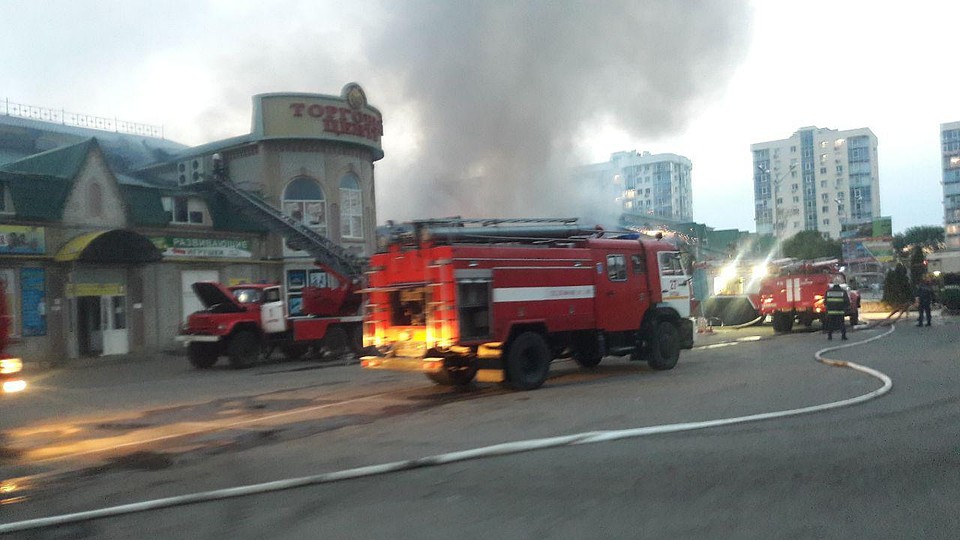 На рынке в Энгельсе полыхает крупный пожар