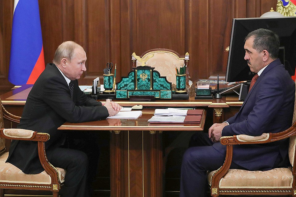 Президент России Владимир Путин и бывший глава Ингушетии Юнус-Бек Евкуров во время встречи в Кремле. Фото Михаил Климентьев/пресс-служба президента РФ/ТАСС
