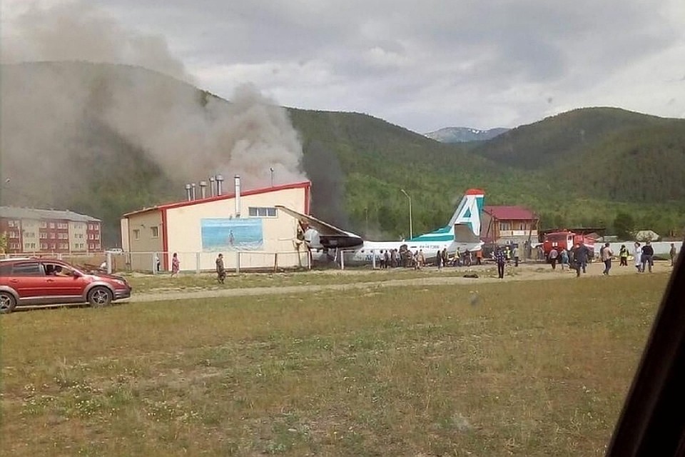 Авиакатастрофа в Бурятии: самолет Ан-24 рейсом Улан-Удэ-Нижнеангарск при посадке врезался в гаражи и загорелся. Фото: "Сводка38"