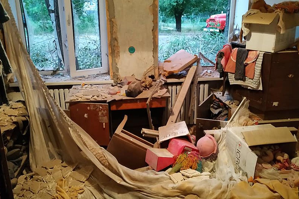 Попадание в Петровском районе Донецка. Фото: facebook.com