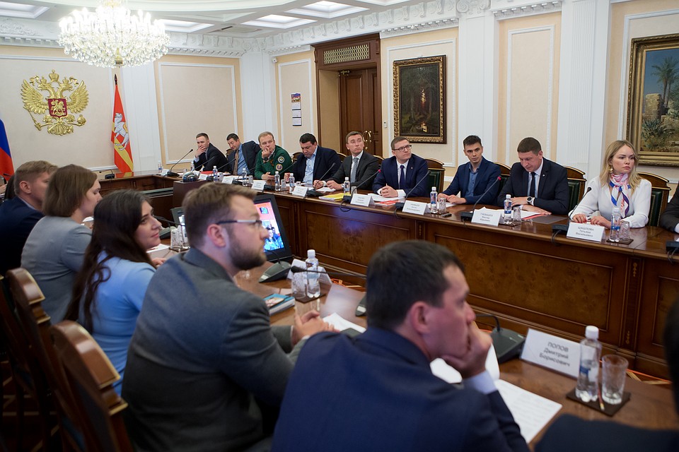 Алексей Текслер и участники Всеhоссийского конкурса "Лидеры России". Фото: gubernator74.ru