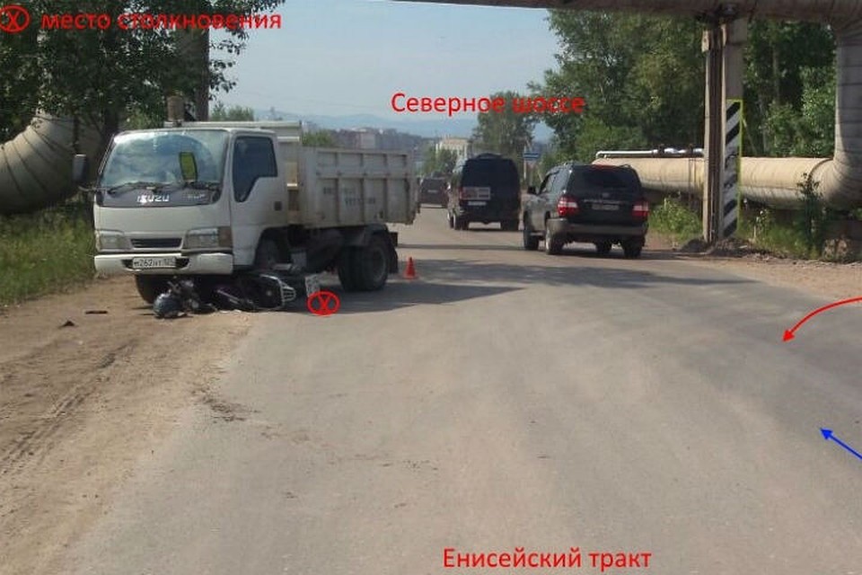 Подросток на мопеде попал под колеса грузовика в Красноярске. Фото: ГИБДД 24.