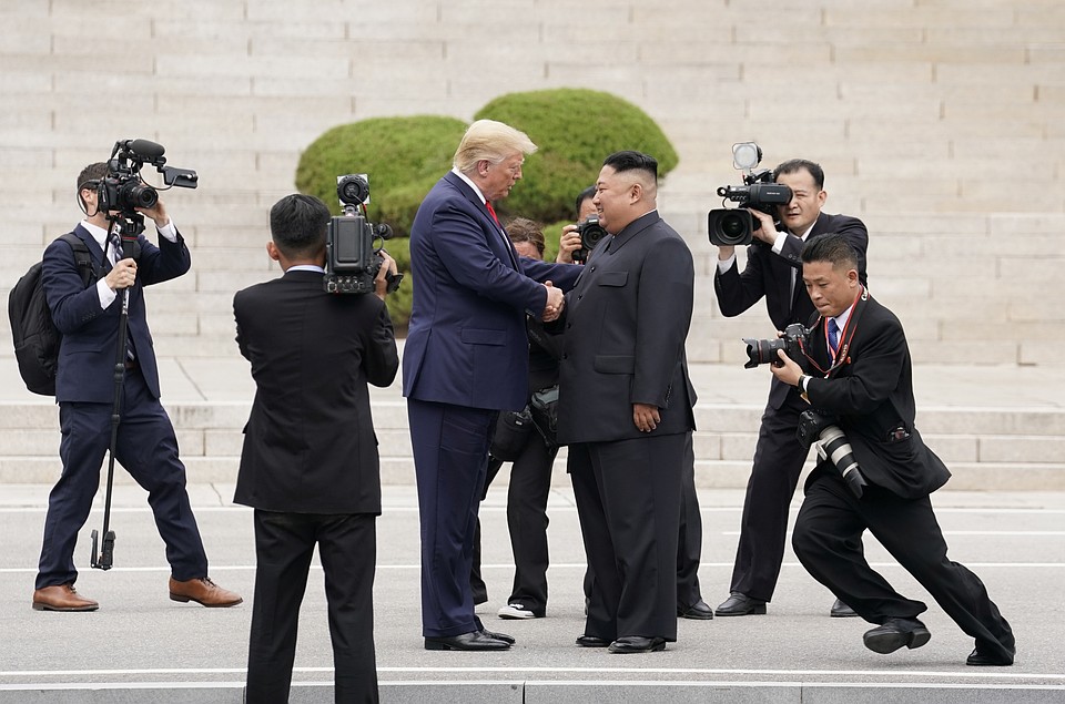 Президент США Дональд Трамп и лидер КНДР Ким Чен Ын провели переговоры у демаркационной линии между двумя Кореями