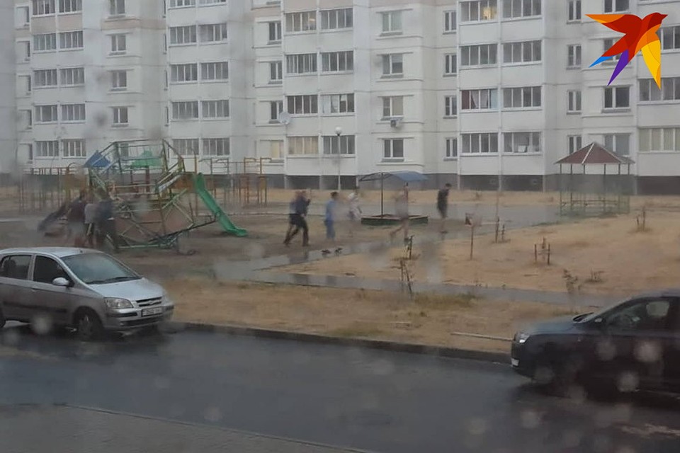 Ураган в Гомеле бросил на машины беседку. Фото: Татьяна МАЛИНОВСКАЯ