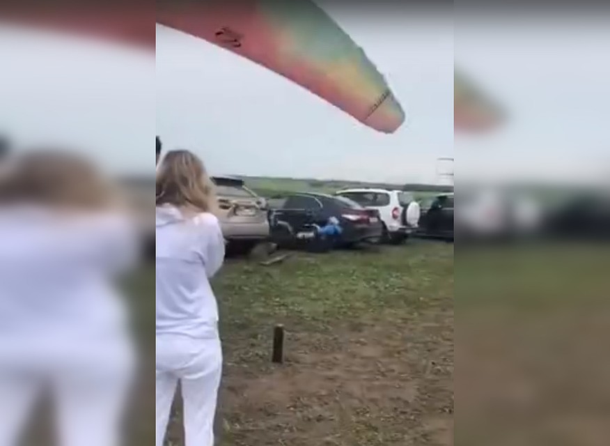 Скриншот с видео Евгения Кузнецова из "ВКонтакте". На кадре - момент столкновения с иномаркой