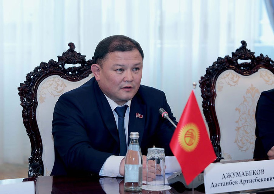 Дастан Джумабеков прокомментировал решение парламента о лишении Атамбаева статуса экс-президента.