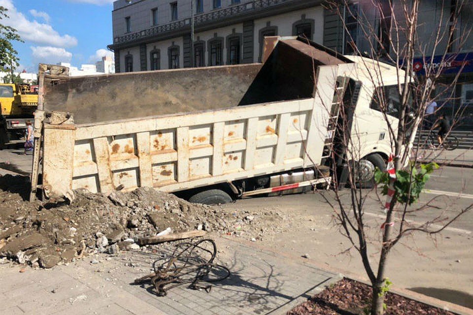 Смотрим видео спасения провалившегося под асфальт в центре грузовика. Фото, видео: Алена ТОЛСТИХИНА.