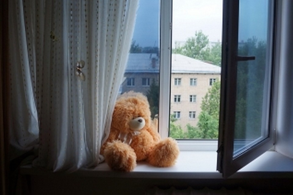 Мальчик выпал из окна