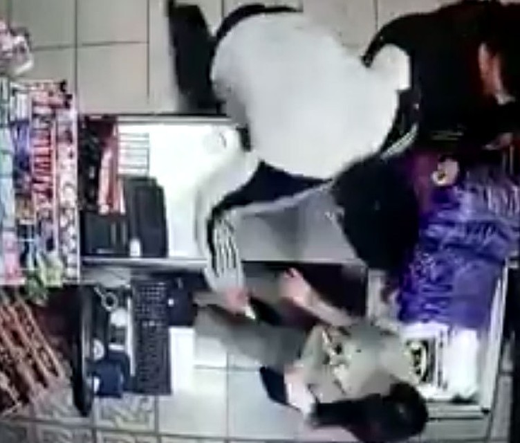 Мужик обматерил и ударил девушку.