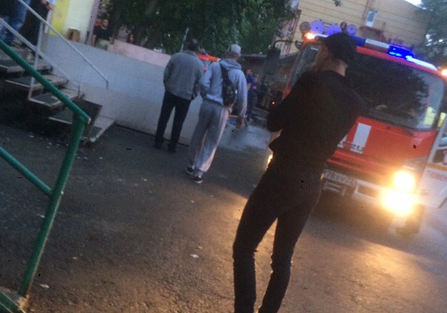 В Тюмени эвакуировали 15 человек из-за пьяной женщины. Фото - "ЧС Тюмень".
