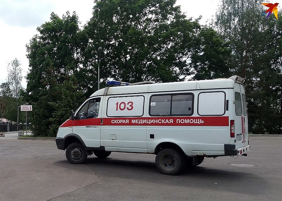 Водитель «скорой» хотел помочь медикам справиться с пациентом.