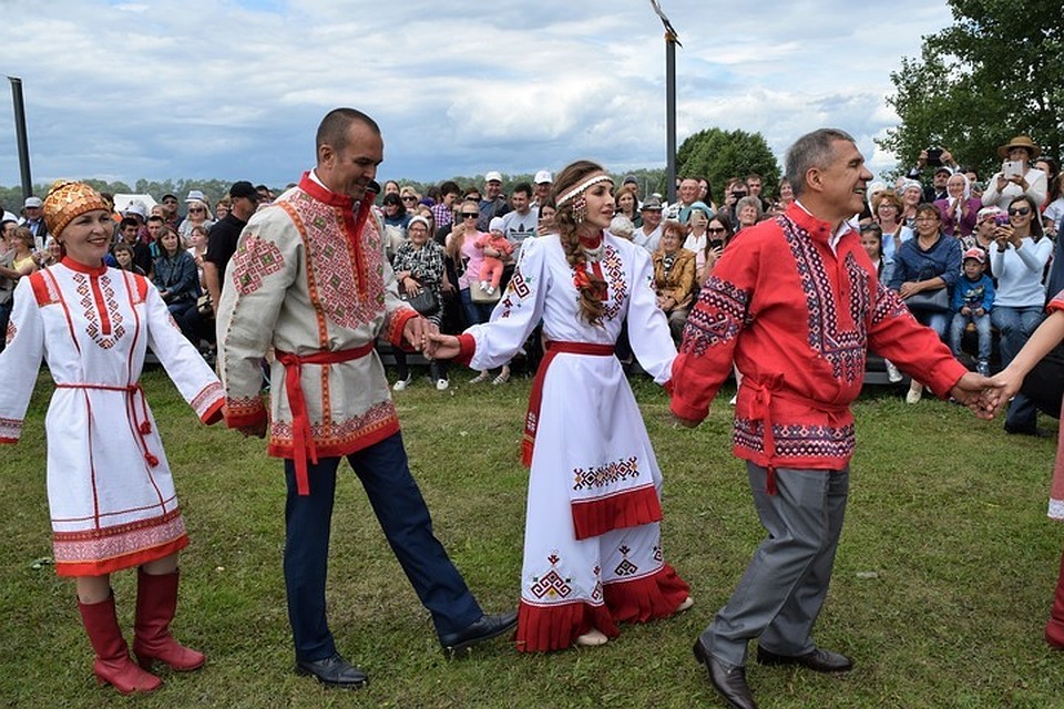 Главы республик приняли участие в большом праздничном хороводе