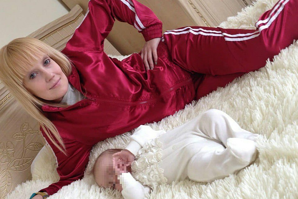 Дарья родила двух дочек.