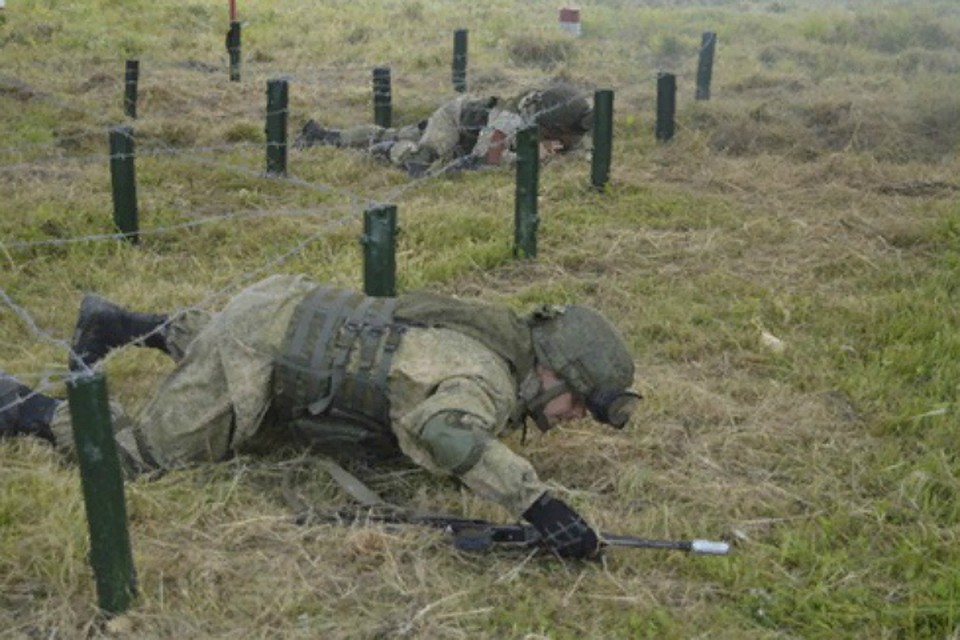 Военные под Хабаровском привыкают к боевой обстановке на специальной психологической полосе
