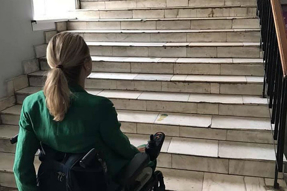 Подняться по крутой лестнице на третий этаж для колясочника - невозможно Фото: Натальи Каптелининой