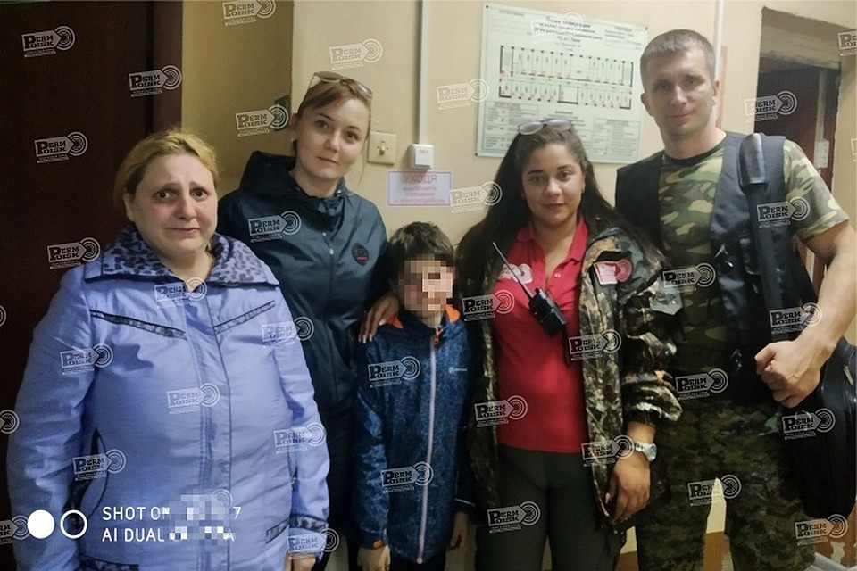 Мама мальчика (слева), волонтеры и найденный ребенок. Фото отряда имени Ирины Бухановой