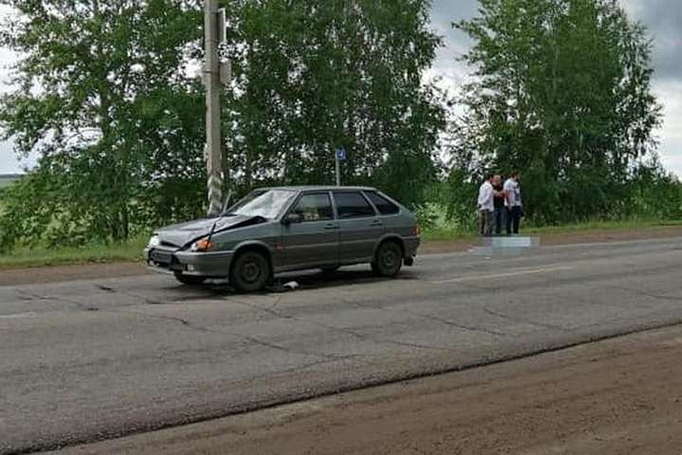 От удара у машины смялся капот