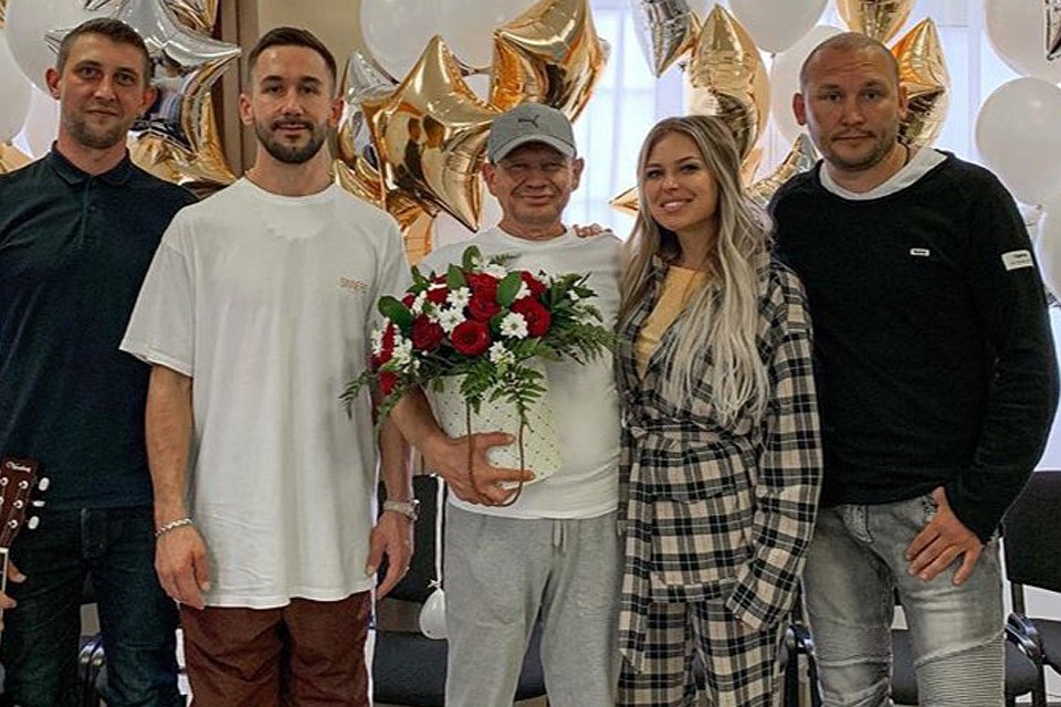 После реабилитации Рита не могла не приехать, чтобы поздравить отца (в центре) с «выпускным».