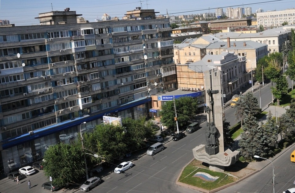 Памятнику 30 лет.