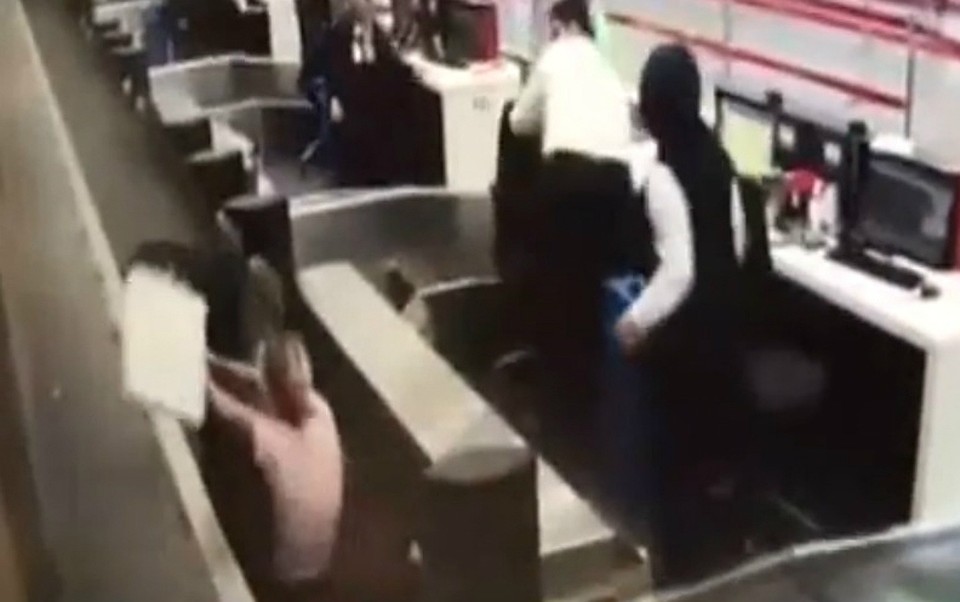 В аэропорту Стамбула женщина пыталась попасть в самолет по багажной ленте