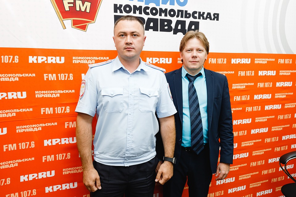 ВРИО начальника 1 отдела УГИБДД МВД по УР Александр Мельников и зам.начальника МКУ "Служба благоустройства и дорожного хозяйства" Евгений Бунтов