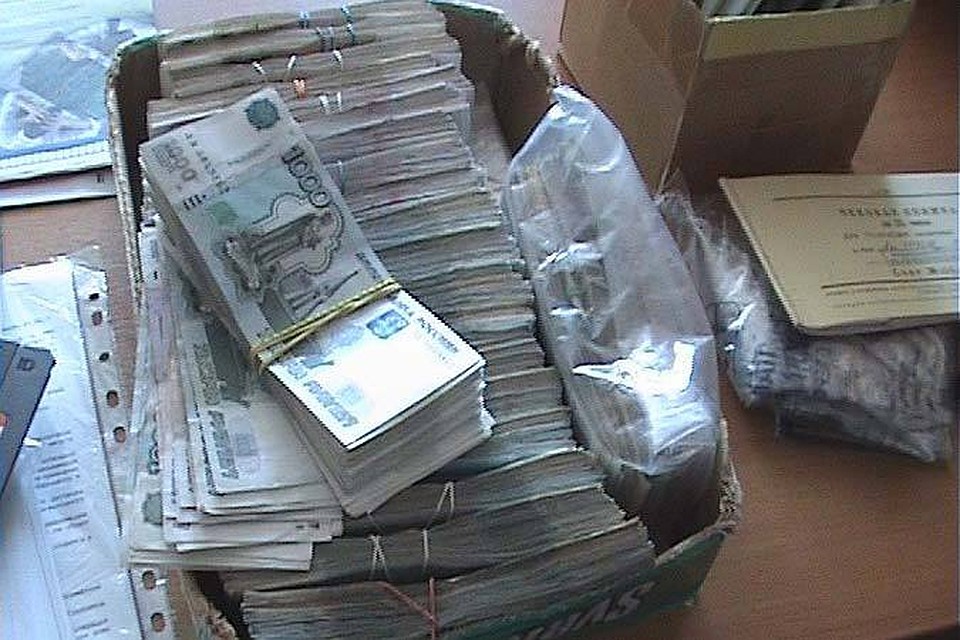 Благодаря "помощи" налоговика государство потеряло 35 миллионов рублей налогов.