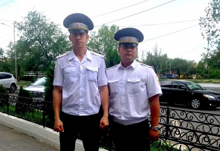 Благодаря этим лейтенантам полиции мальчишке вовремя оказали медпомощь. Фото ГУ МВД по Астраханской области.