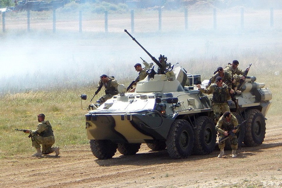 По полигону Военно-патриотического парка культуры и отдыха «Патриот» чинно едет бронетранспортер