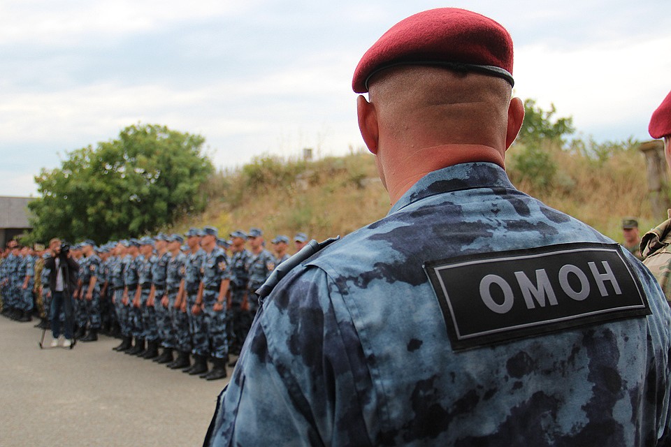 В Севастополе прошло торжественное награждение сотрудников крымского ОМОН "Беркут", которые прошли квалификационные испытания на право ношения крапового берета. ФОТО РОСГВАРДИИ РФ