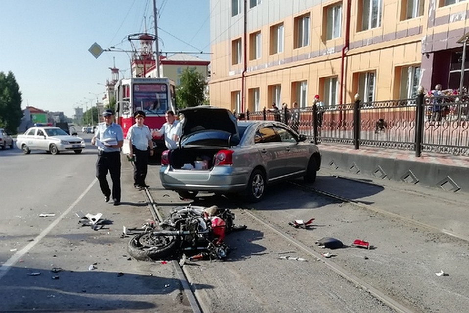 В Прокопьевске мотоциклист и автолюбитель не поделили дорогу. ФОТО: vk.com, "Прокопьевск.ру"