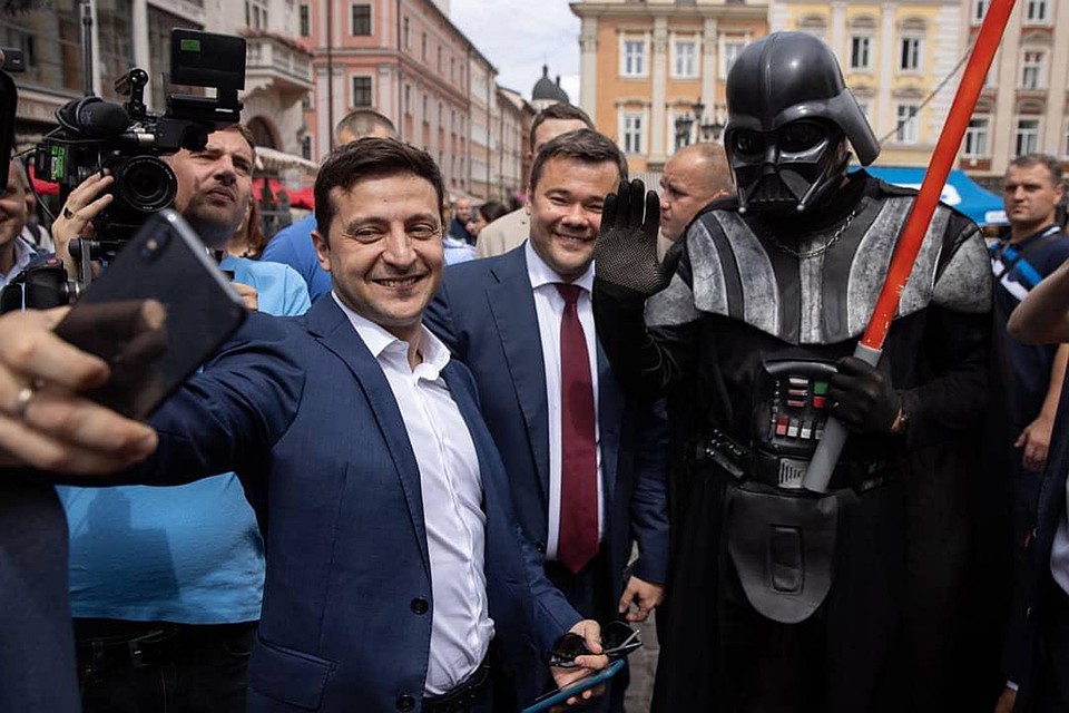 Еще неделю назад Зеленский с удовольствием делал селфи с Дартом Вейдером, посетив Львов