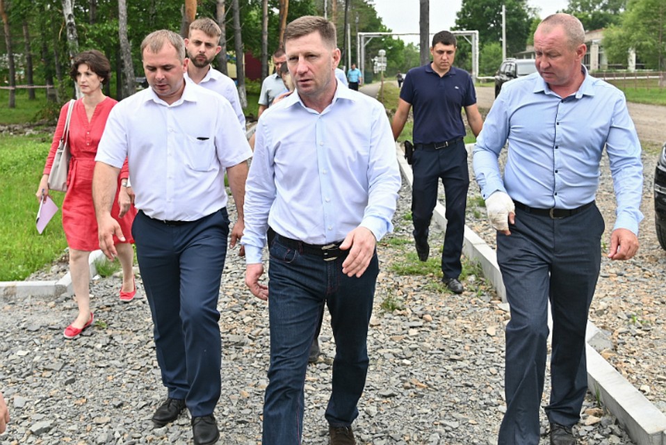 Поселок в Хабаровском крае фактически отрезан от цивилизации из-за разбитых дорог