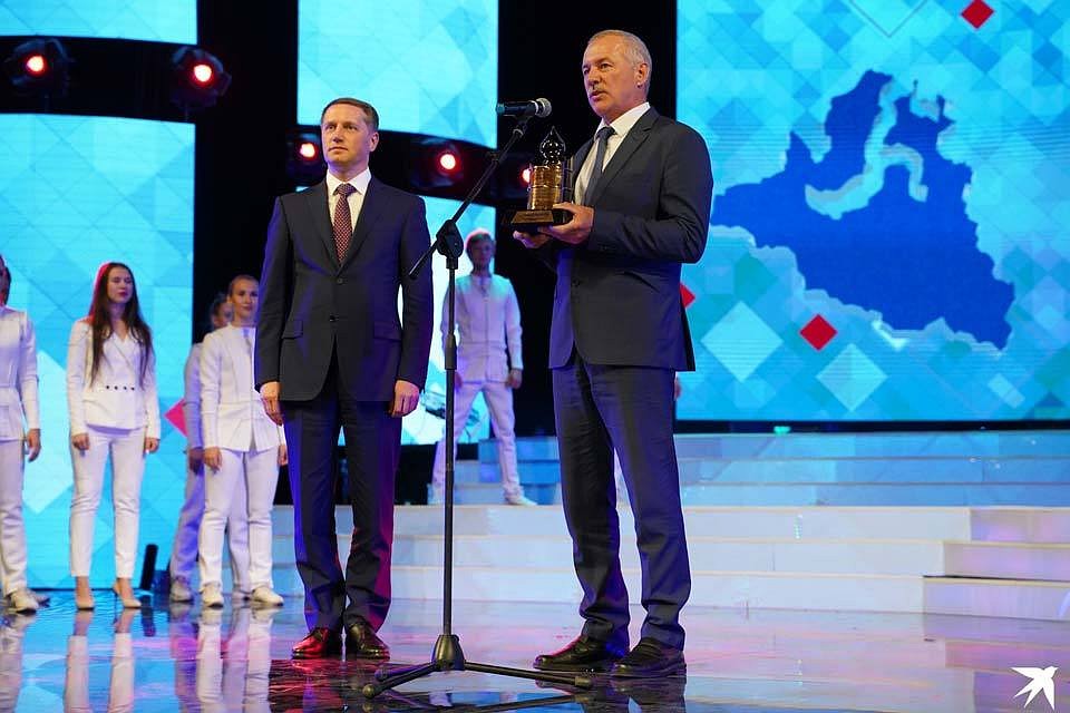 Дмитрий Бузлаев передает символ конкурсагенеральному директору АО «Транснефть - Сибирь» Виктору Бронникову.
