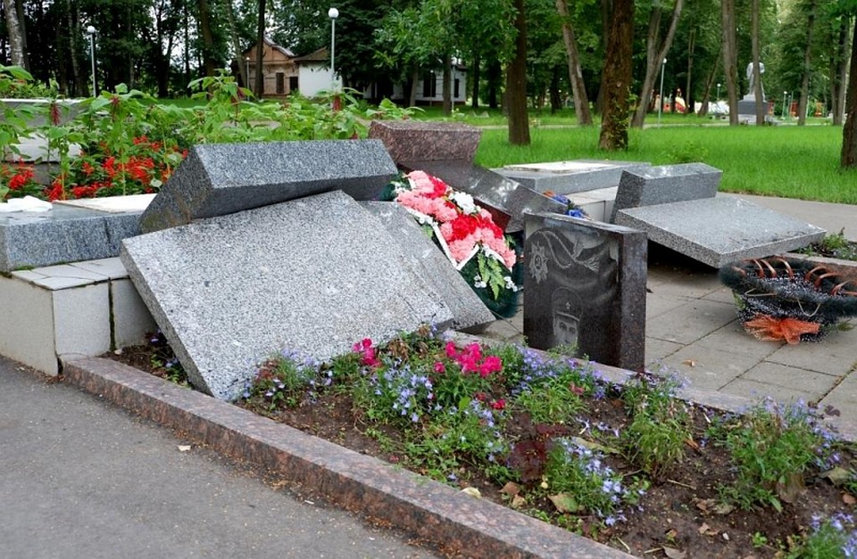 Трое вандалов в Острове опрокинули памятные доски