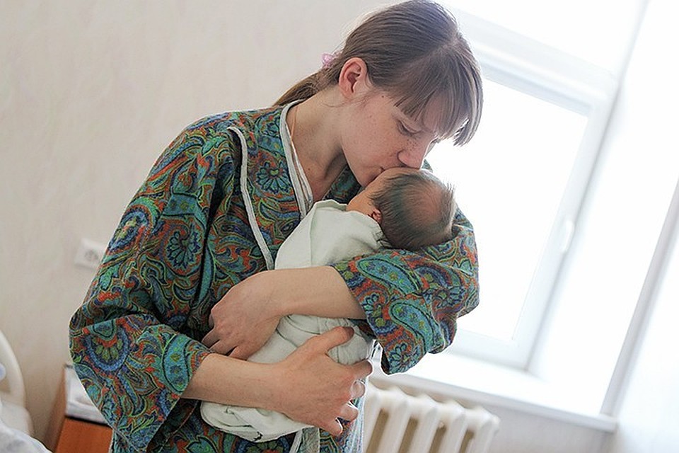 Свидетельства о рождении начнут выдавать прямо в роддомах.