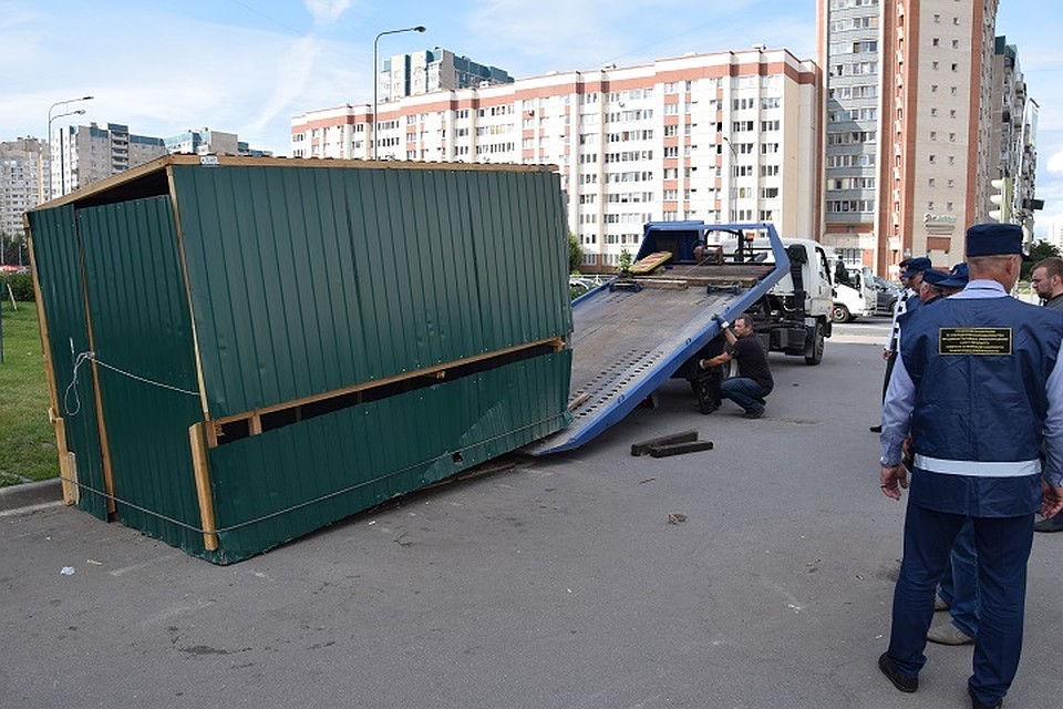 В ходе рейда против незаконной торговли убрали фруктовые ларьки на проспекте Королева и Богатырском проспекте. Фото: ККИ СПб
