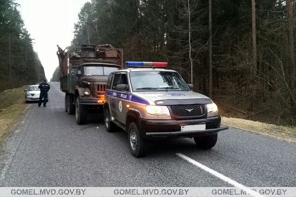 Во время погони инспекторы прострелили колесо и радиатор, чтобы остановить груженый ЗИЛ. Фото: УВД Гомельского облисполкома.
