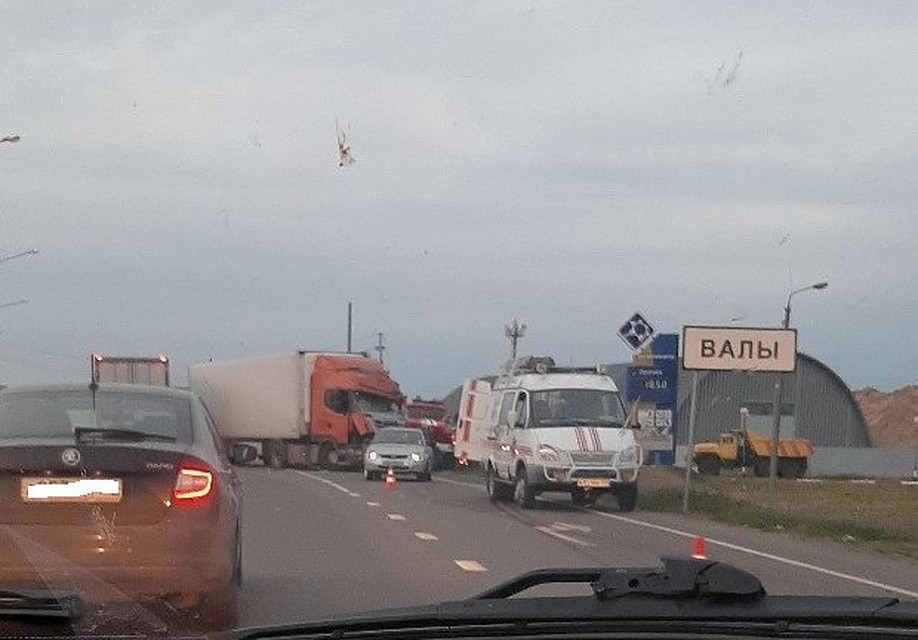 Из-за аварии на М-5 образовалась длинная пробка. Фото: vk.com/orangeelks