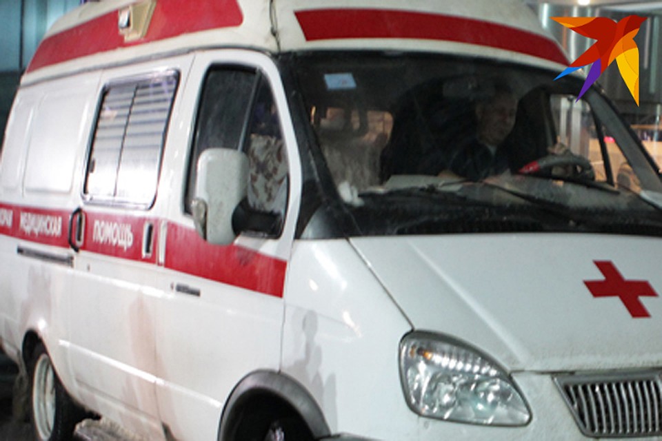 Автомобилиста с травмой головы, раной уха и ссадинами госпитализировали.