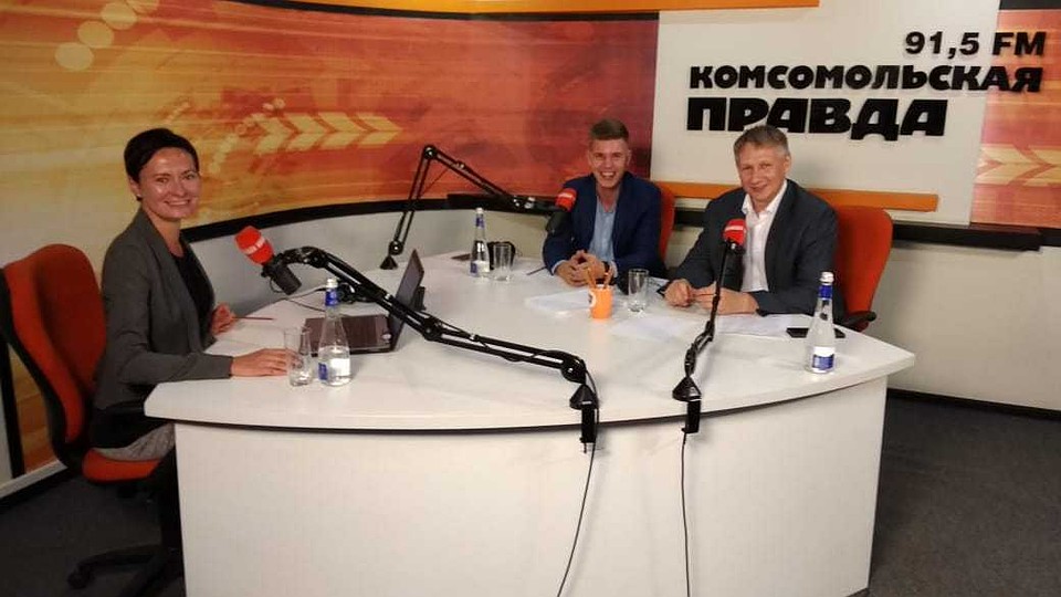 гости: заместитель мэра - председатель комитета по управлению Свердловским округом Иркутска Антон Медко и председатель общественного движения “Наш Иркутск” Константин Бушуев