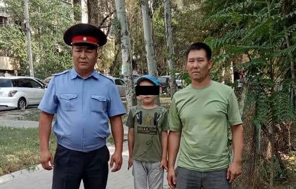 Пока взрослые сбились с ног, разыскивая сына, он весело проводил время на батуте.