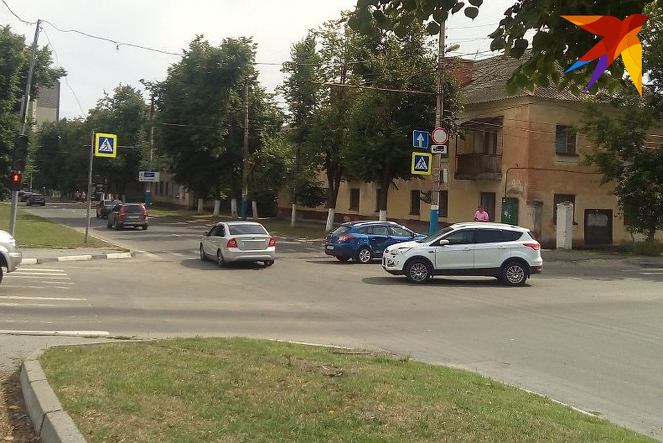 У одной из машин оказалось смята задняя дверь.